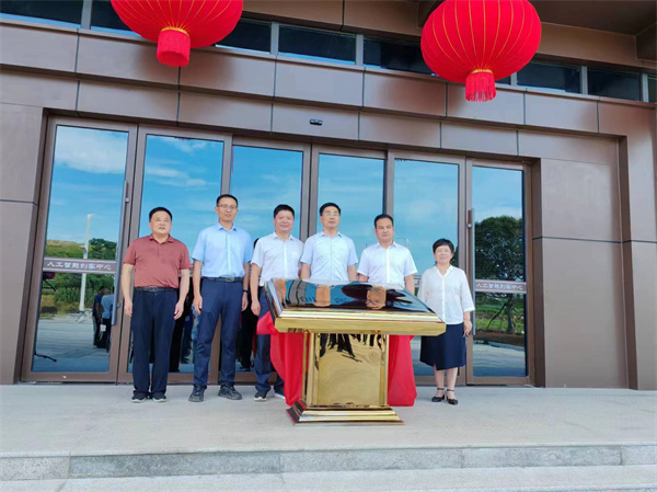 7月18日上午，歙縣人工智能創(chuàng)客中心正式投入使用并舉行揭牌儀式，縣委常委、常務(wù)副縣長詹凱主持儀式，縣委副書記、縣長王奇勇和徽投集團(tuán)黨委書記、董事長洪筱明共同為歙縣人工智能創(chuàng)客中心揭牌。縣委常委、縣經(jīng)開區(qū)管委會主任王坤，副縣長程衍生，縣政協(xié)副主席、財政局局長曹胡翠，縣直有關(guān)部門、縣各金融機(jī)構(gòu)主要負(fù)責(zé)同志，共同見證揭牌儀式，并觀摩富豐新城片區(qū)投資規(guī)劃沙盤、集團(tuán)企業(yè)館1。.jpg