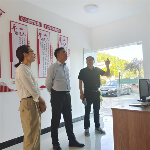 5月5日，縣委常委、組織部長方慶峰調(diào)研新安江公司，黃山徽投集團常務(wù)副總經(jīng)理方亮陪同。.jpg