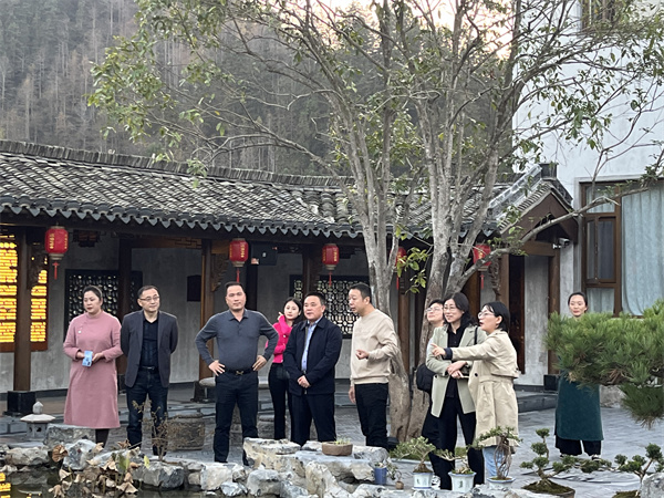 11月26日，縣人大鄭向陽主任帶隊考察黟縣泊心云宿建成運營情況，洪董，方總，葉總陪同調(diào)研。.jpg