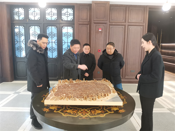 2月2日，縣委常委、副縣長(zhǎng)詹凱赴上海開(kāi)展“雙招雙引”工作，考察調(diào)研露香園城市更新項(xiàng)目，并與上海城投控股對(duì)接洽談，誠(chéng)邀上海城投到歙縣考察投資，參與富豐新城建設(shè)。1.jpg